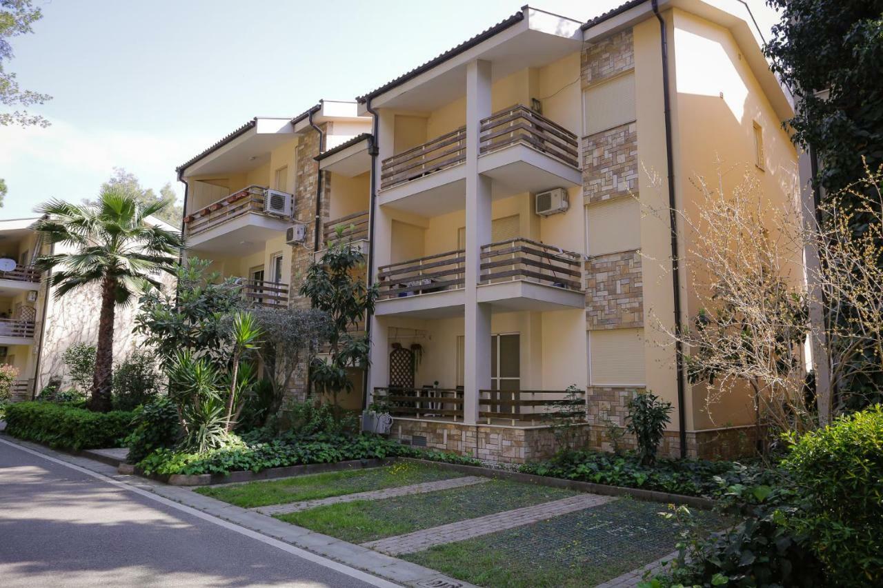 Pine-Tree Apt W/ Private Garden 50 M From The Sea Golem  Exterior photo